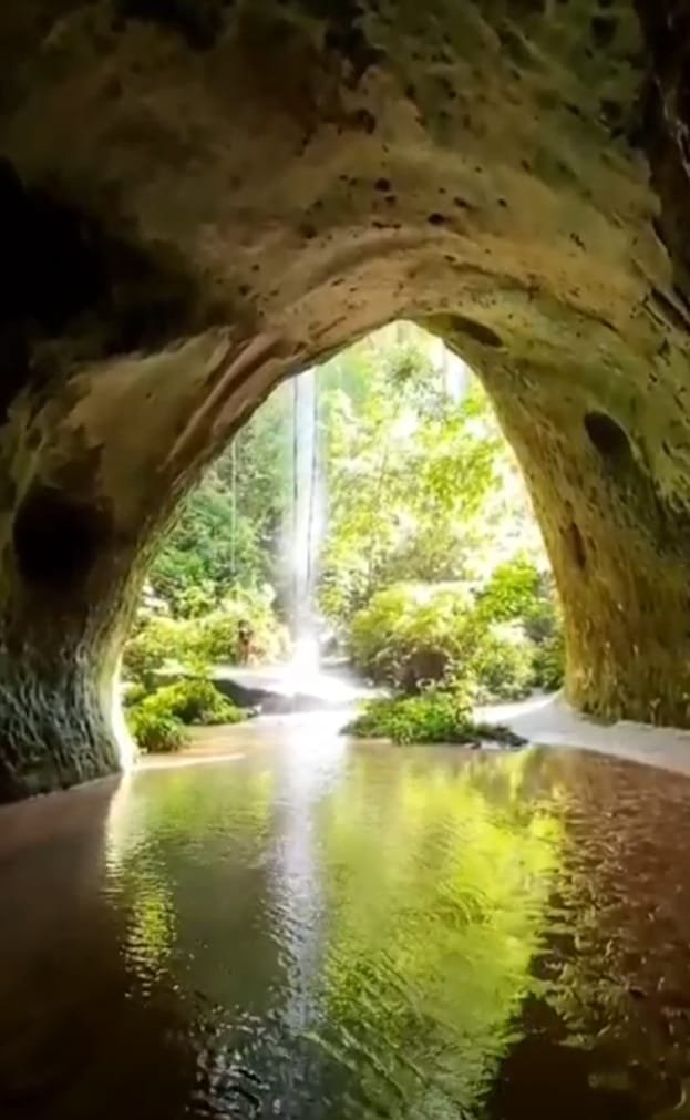 Gruta com cachoeira em Presidente Figueiredo