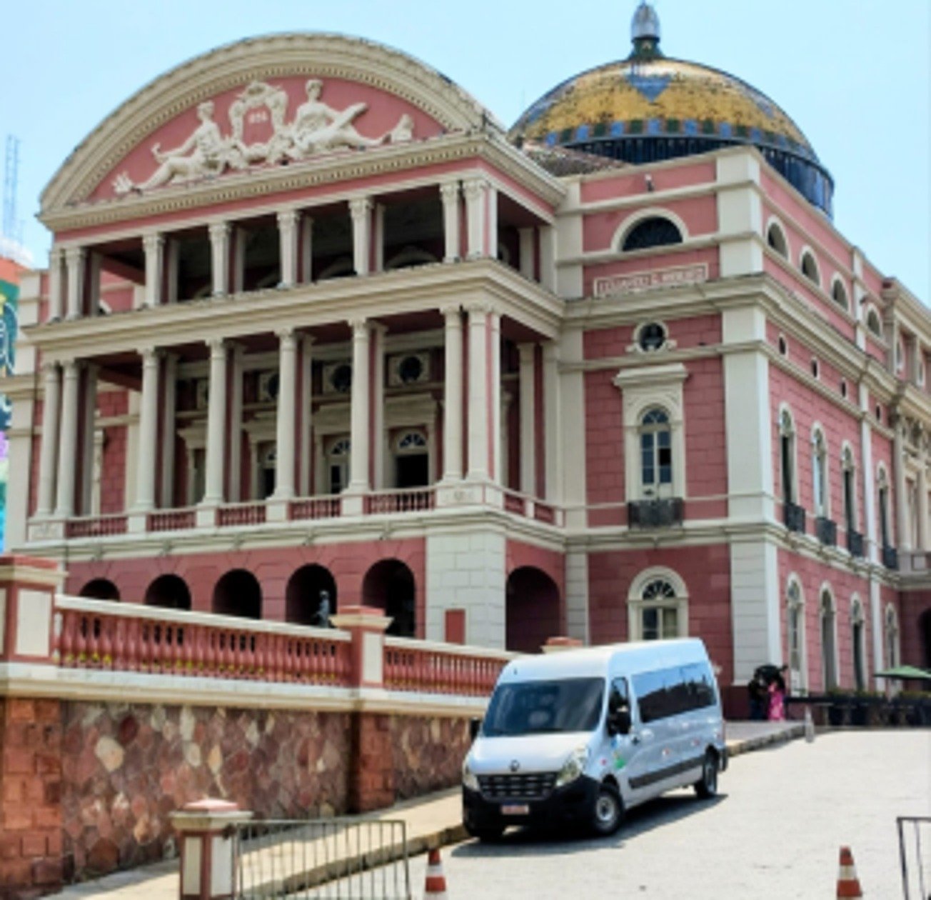 Teatro Amazonas no centro histórico de Manaus com a van da Amazontur