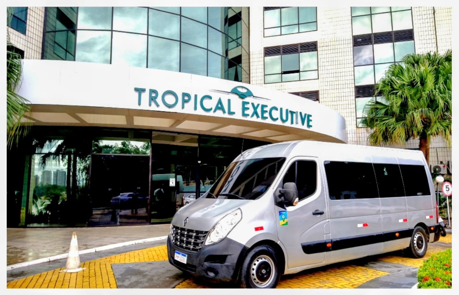 Van executiva da Amazontur aguardando passageiros na entrada do hotel